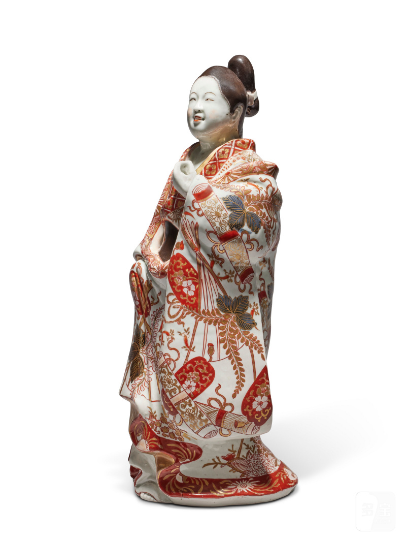 AN IRON-RED AND GILT-DECORATED FIGURE OF A BIJIN  JAPAN, EDO PERIOD, CIRCA 1700 - 图3